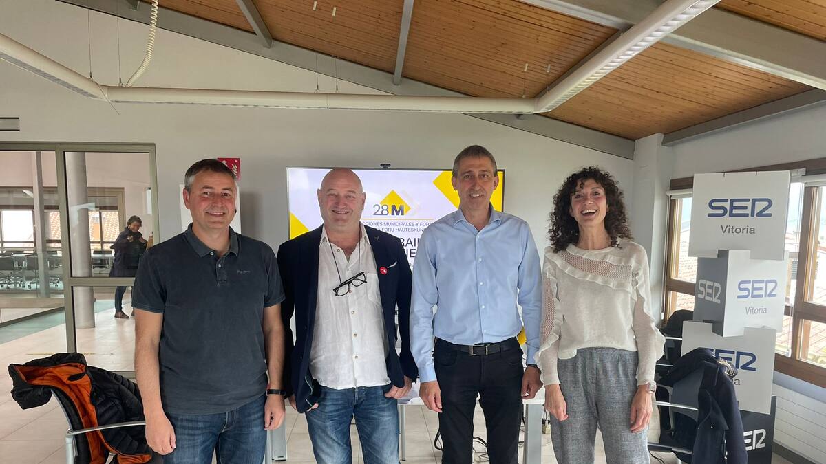 La gestión del agua enfrenta a los candidatos en el debate electoral de Agurain