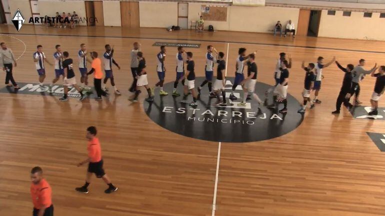Los jugadores de los dos equipos se saludan sobre la pista portuguesa minutos antes de comenzar el choque