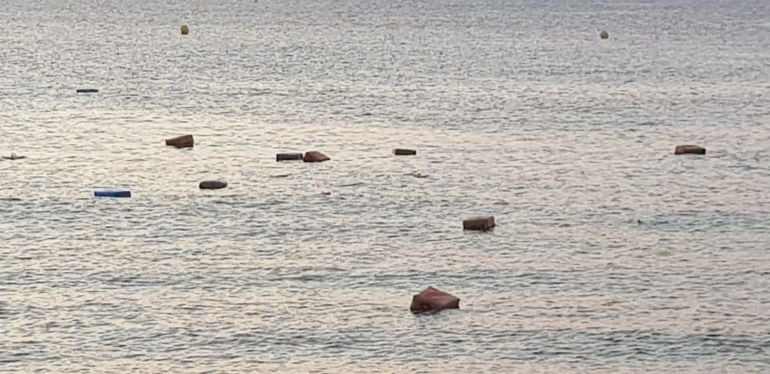 Fardos de hachís en el agua, junto a la playa de Getares