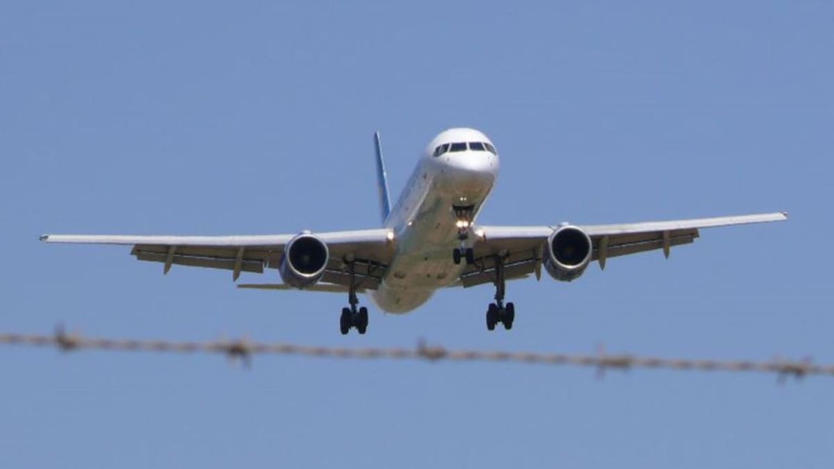 Las aerolíneas vaticinan menos rutas y frecuencias si se aplica una tarifa plana en los precios de los billetes