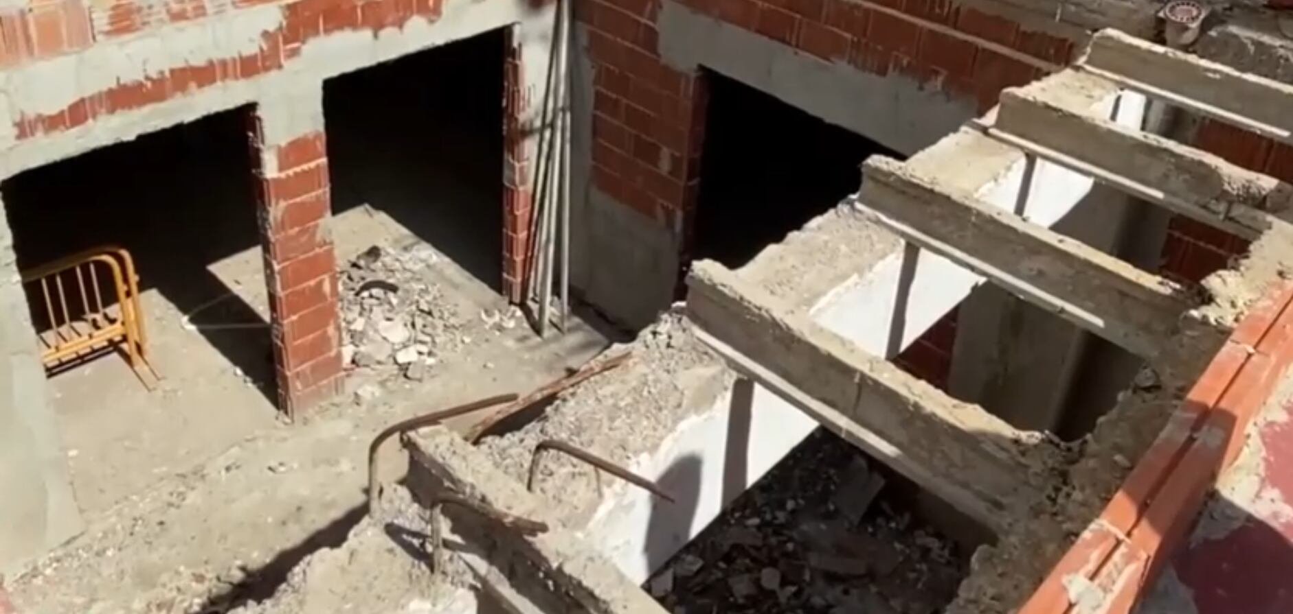 Obras supuestamente ilegales de unos pisos turísticos en los bajos de un edificio del barrio de Ayora de València