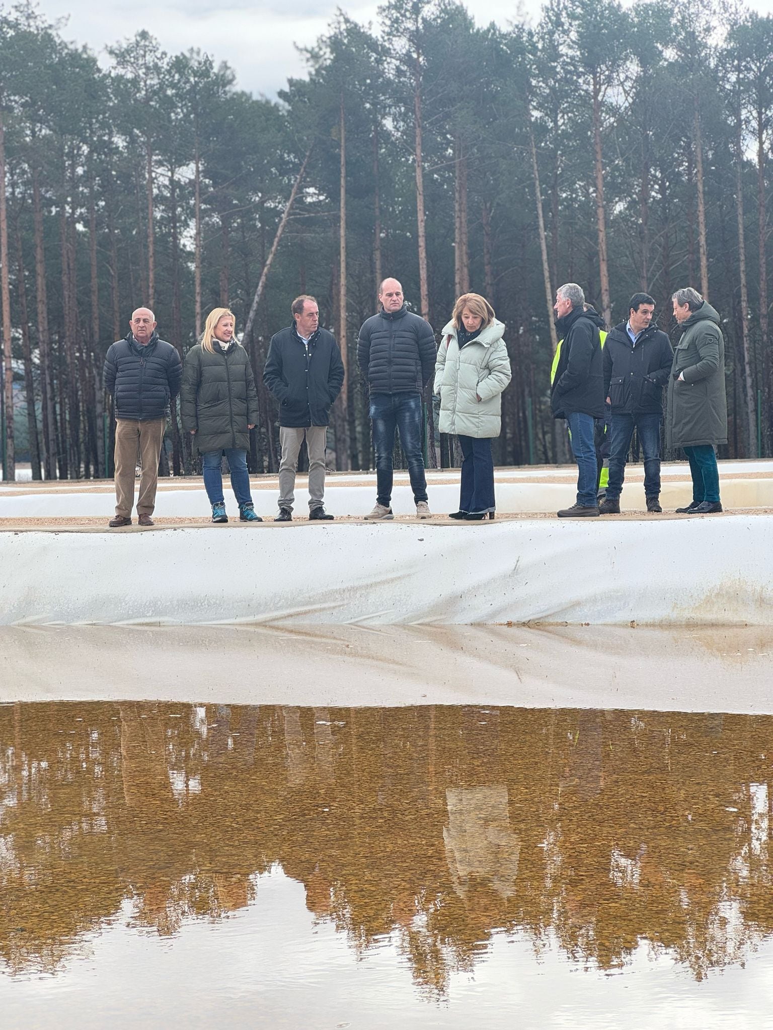 Visita de autoridades políticas a las obras de la depuradora del pantano.