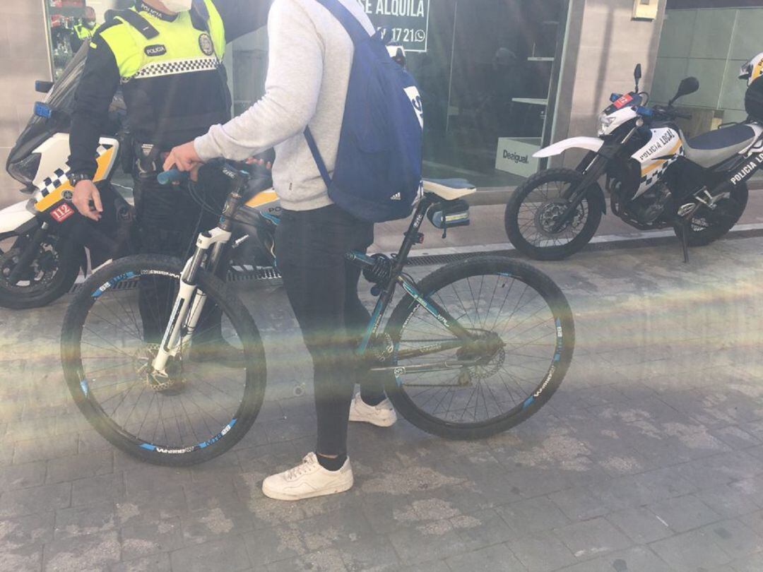 Un agente para a una bicicleta.