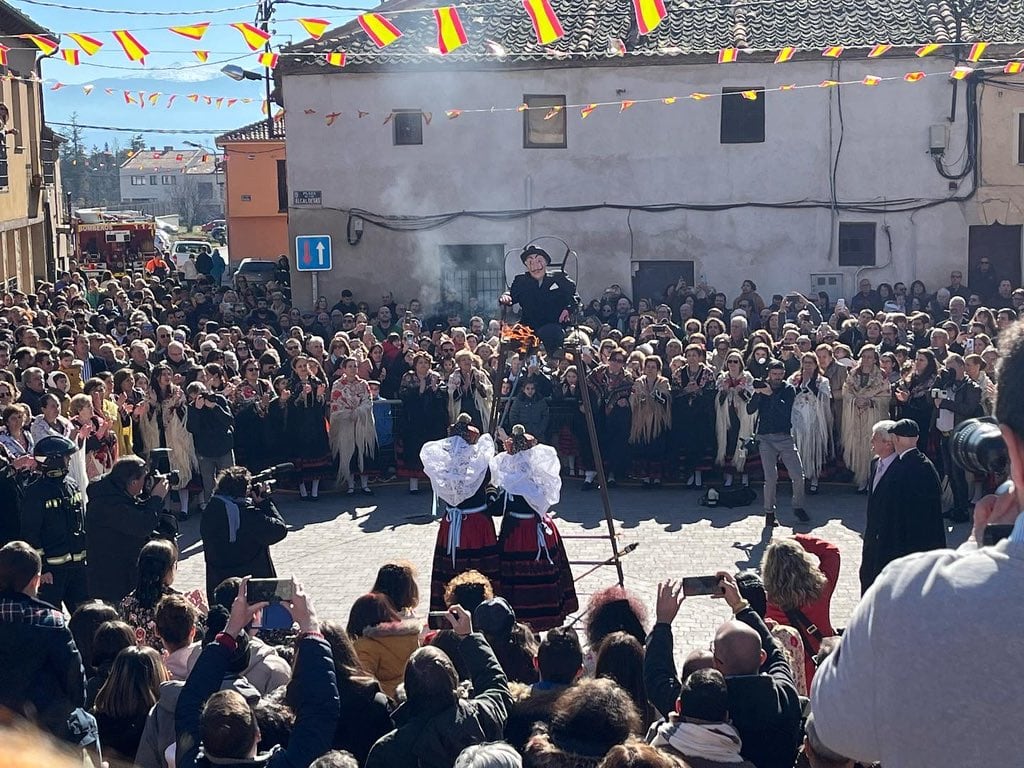 Cientos de segovianos dan colorido a la fiesta de Santa Agueda en Zamarramala