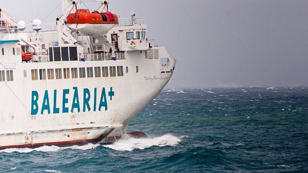 Un buque de Baleària durante un temporal de levante.