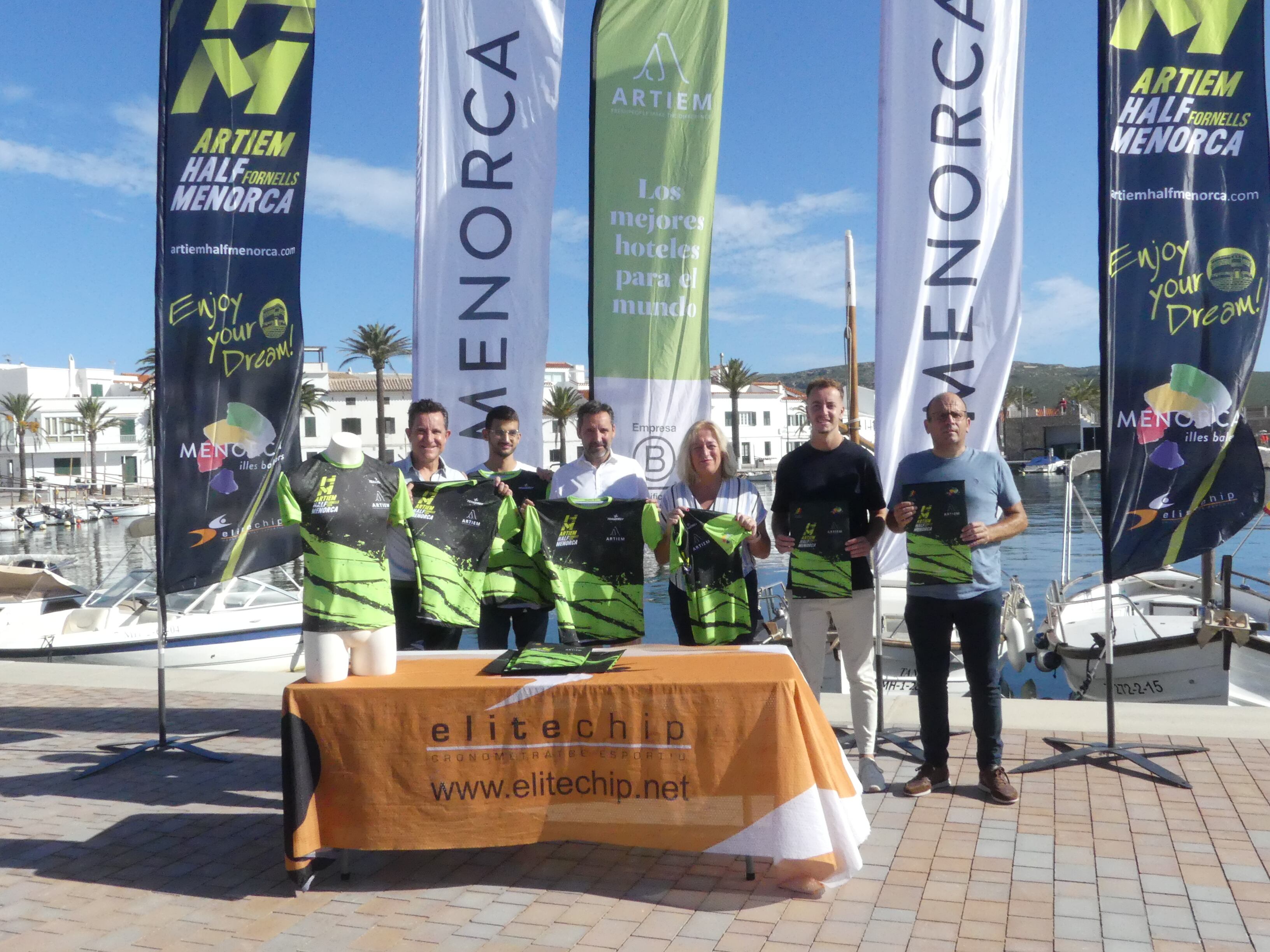 Fornells va acollir la presentació de l'edició d'enguany de la Half Artiem Menorca.