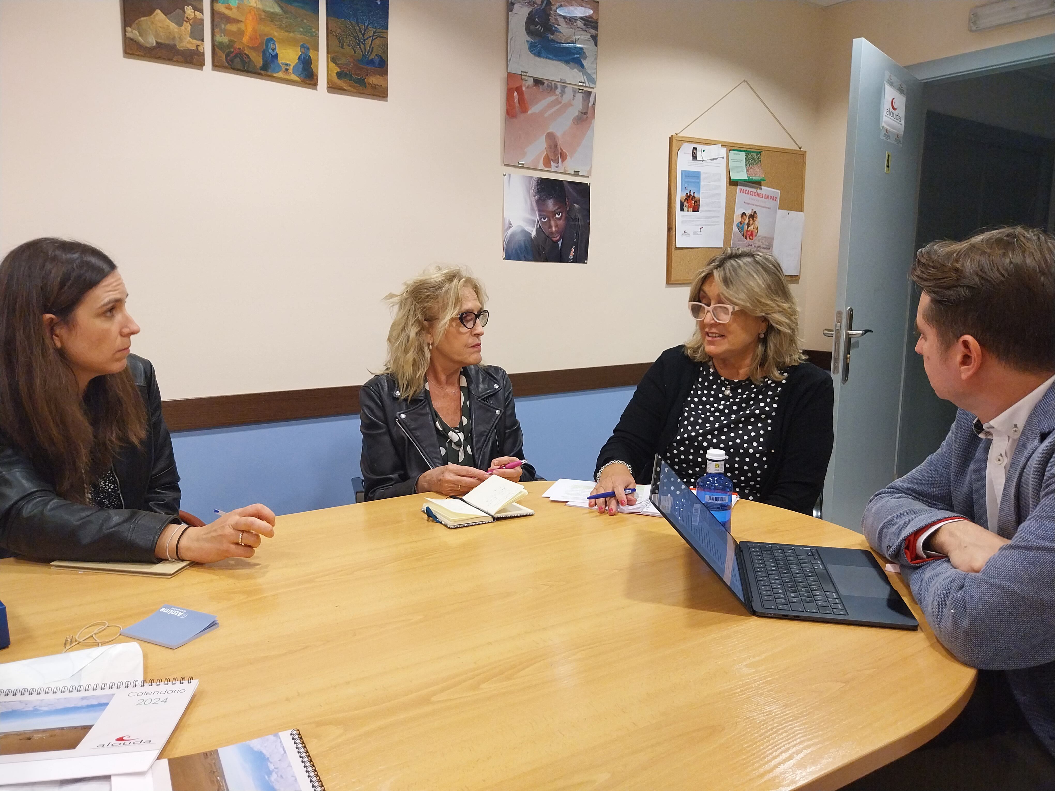 Salazar y Sarasa en su reunión con miembros de Alouda