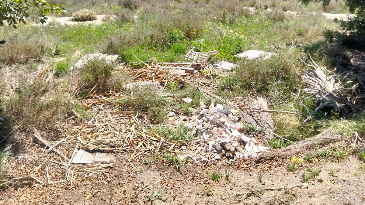 Los vecinos de Santa Faz lamentan la "improvisación" y las "prisas" del Ayuntamiento de Alicante en la limpieza de la escombrera ilegal