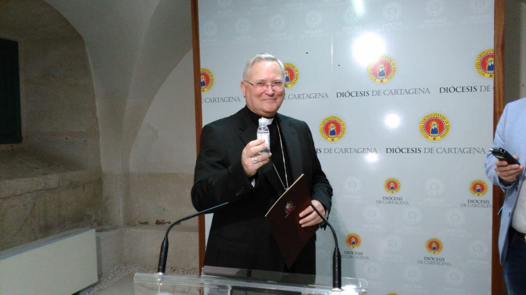 Monseñor Lorca Planes durante la rueda de prensa en el Palacio Episcopal