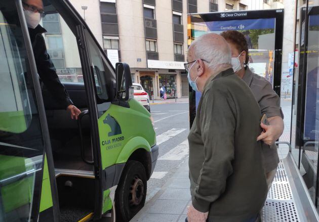 Luis Peralta junto a su hija, a punto de subir al bus que le traslada al centro de día Alöis de Ciudad Real