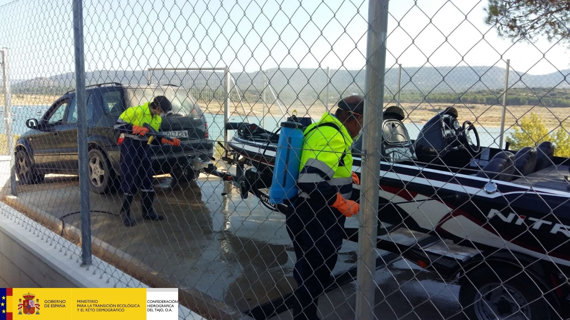 Limpieza y desinfección de una embarcación en Entrepeñas