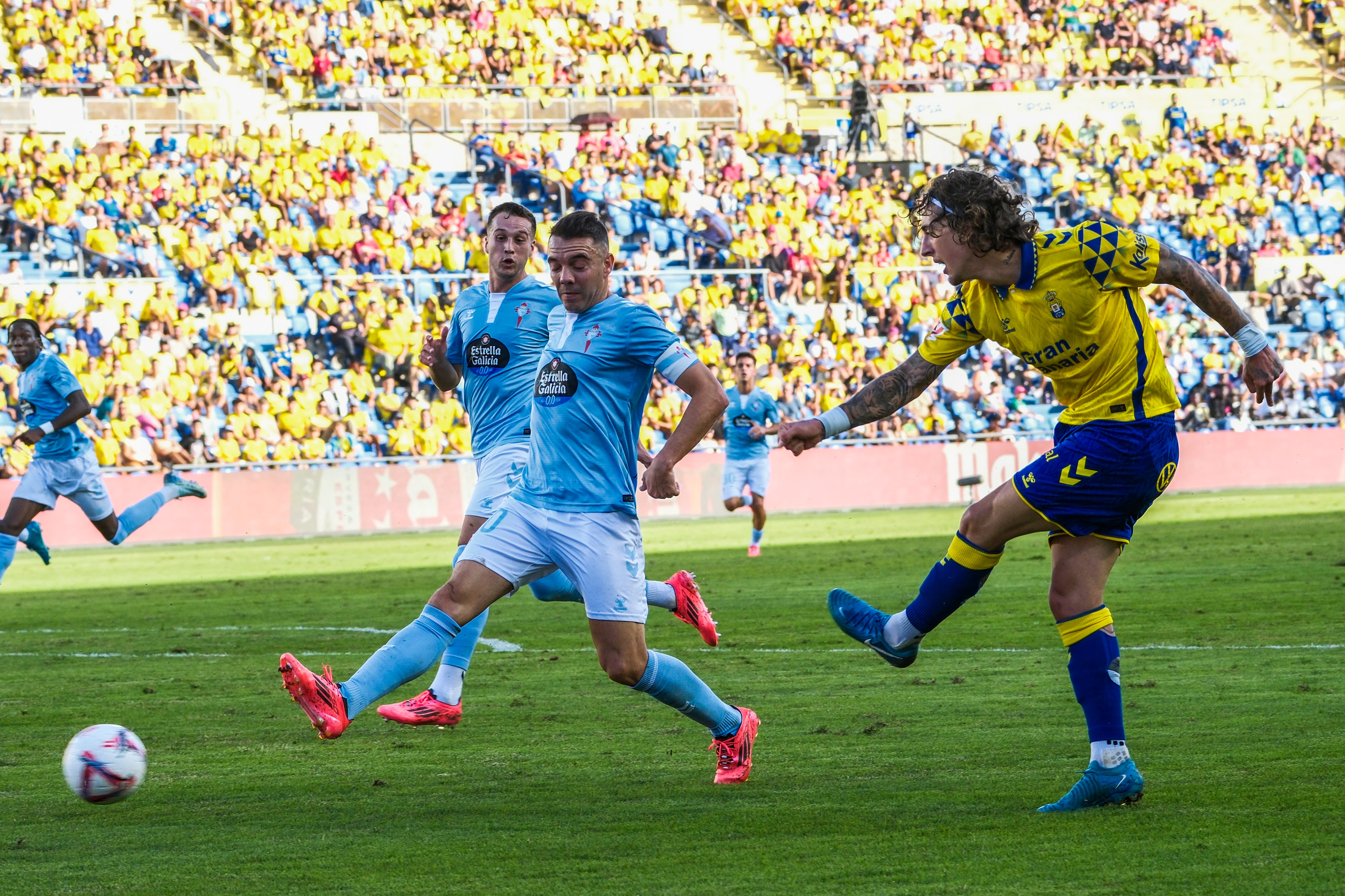 LAS PALMAS DE GRAN CANARIA, 05/10/2024.- El centrocampista de la UD Las Palmas Fabio Silva (d) centra el balón junto a Iago Aspas, del Celta, durante el encuentro de la jornada 9 de LaLiga que UD Las Palmas y Celta de Vigo disputan este sábado en el estadio de Gran Canaria. EFE/Angel Medina G.
