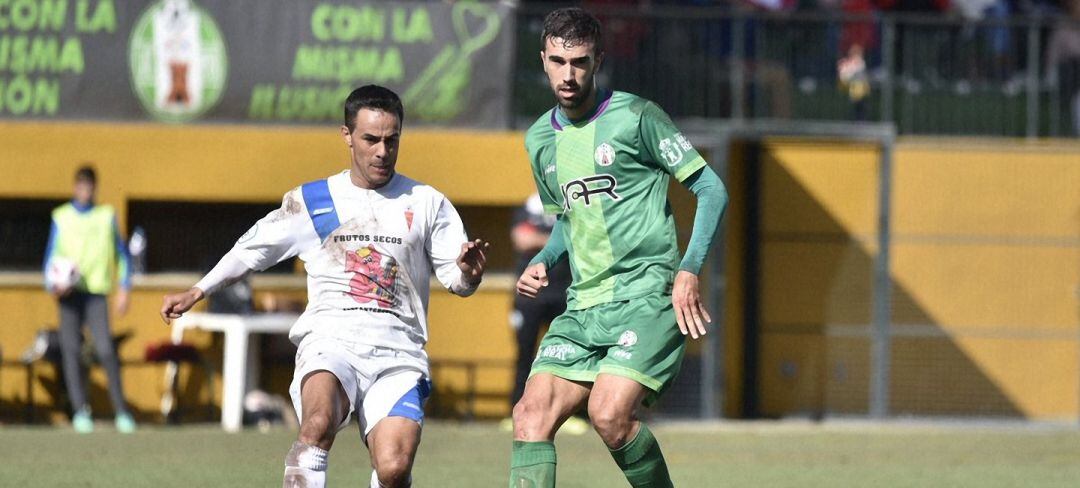 Salva Rivas, jugador del Atlético Mancha Real, conduce el balón en un partido de liga ante el Guadix.