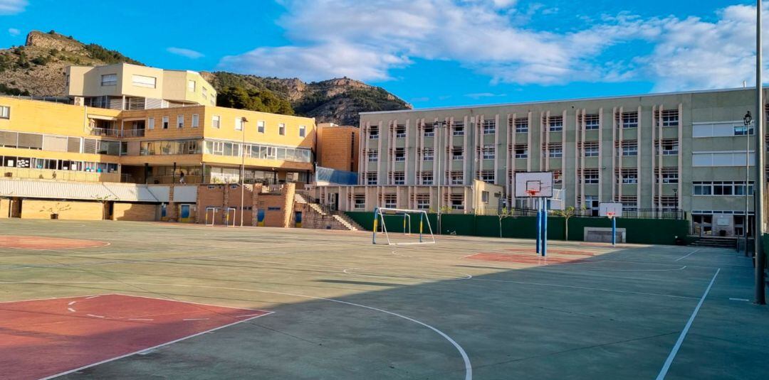 Imagen general del centro con una de sus pistas polideportivas