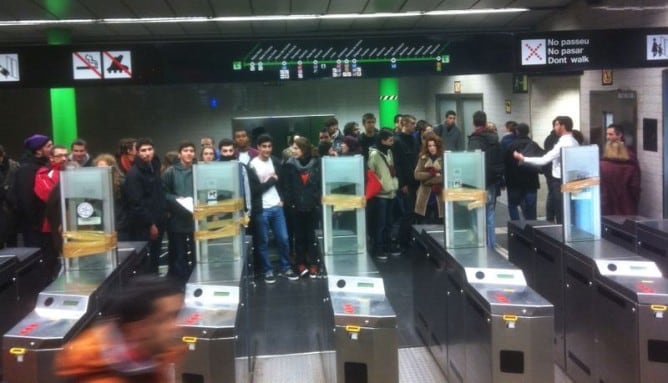 Protestes contra l'augment del preu del transport a parades de metro, com la de Fontana