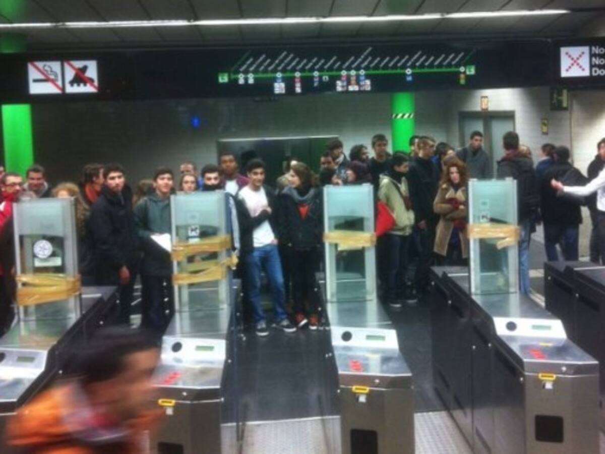 La protesta contra el preu del transport atura el metro durant mitja hora