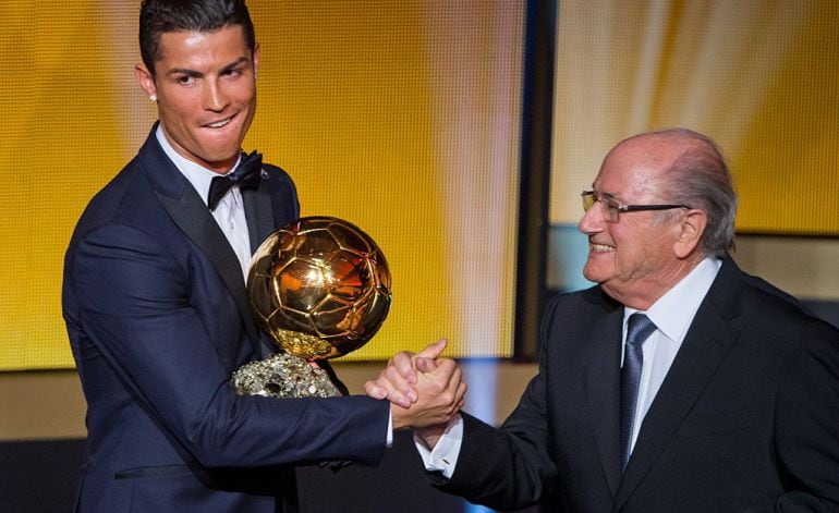 Cristiano recibe el Balón de Oro de 2014 de manos de Joseph Blatter.