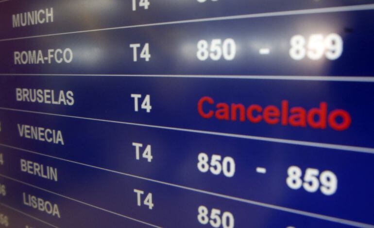 Panel informativo de la T4 que muestra uno de los doce vuelos cancelados entre el aeropuerto Adolfo Suárez Madrid-Barajas y el de Bruselas, tras las dos explosiones que han provocado el cierre del aeropuerto internacional de Zaventem de Bruselas. 