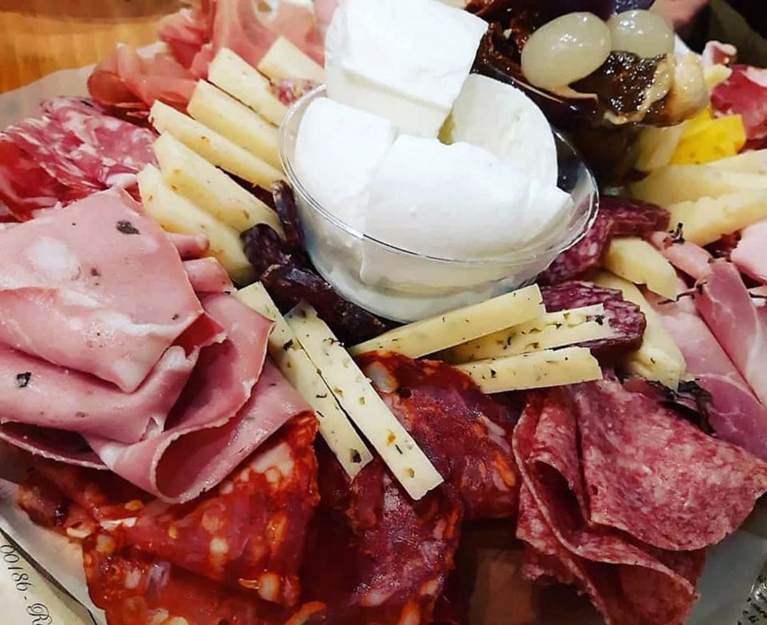 Embutido, queso y encurtidos italianos en la Antica Bottega Di Norcia