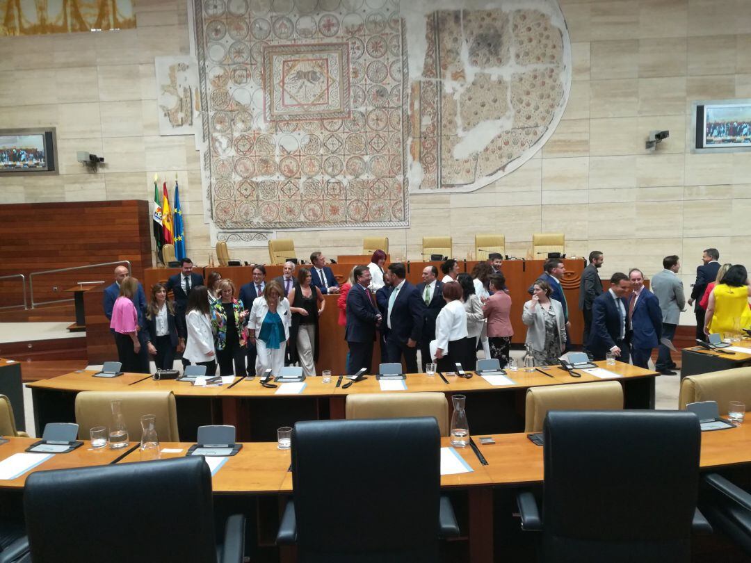 Arranca la X Legislatura en la Asamblea de Extremadura, con mayoría absoluta del PSOE y Blanca Martín como presidenta