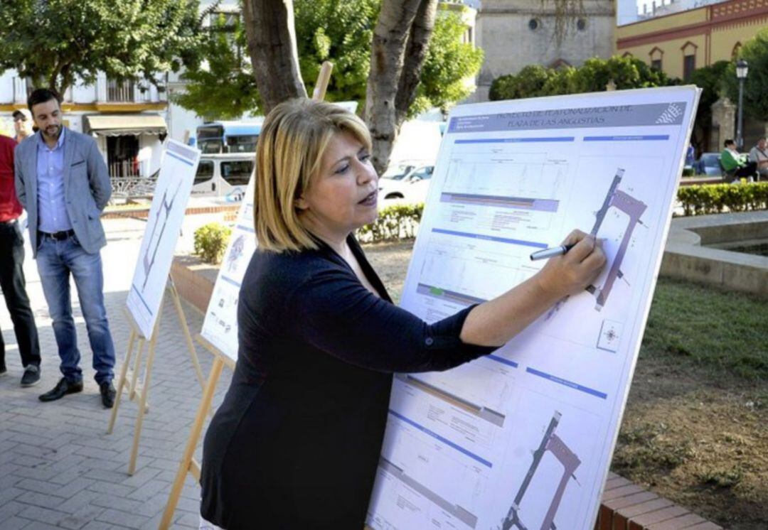 Mamen Sánchez, alcaldesa de Jerez, junto al mapa del nuevo parque de Las Angustias