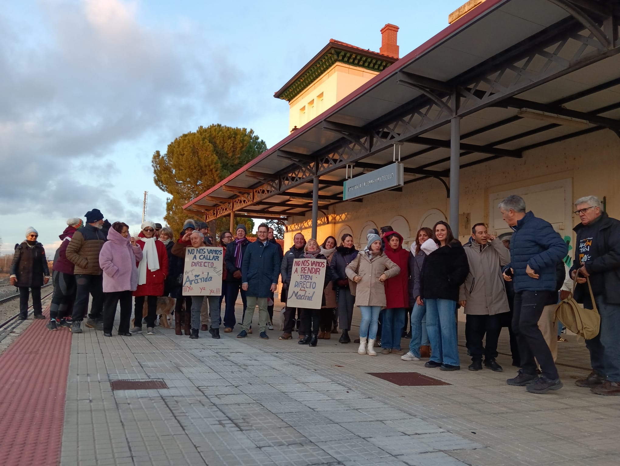 Movilización por el Tren Directo en Aranda esperando la llegada de Carlo Cuñado tras su caminata por las vías del tren desde Somosierra hasta la estación arandina de El Montecillo
