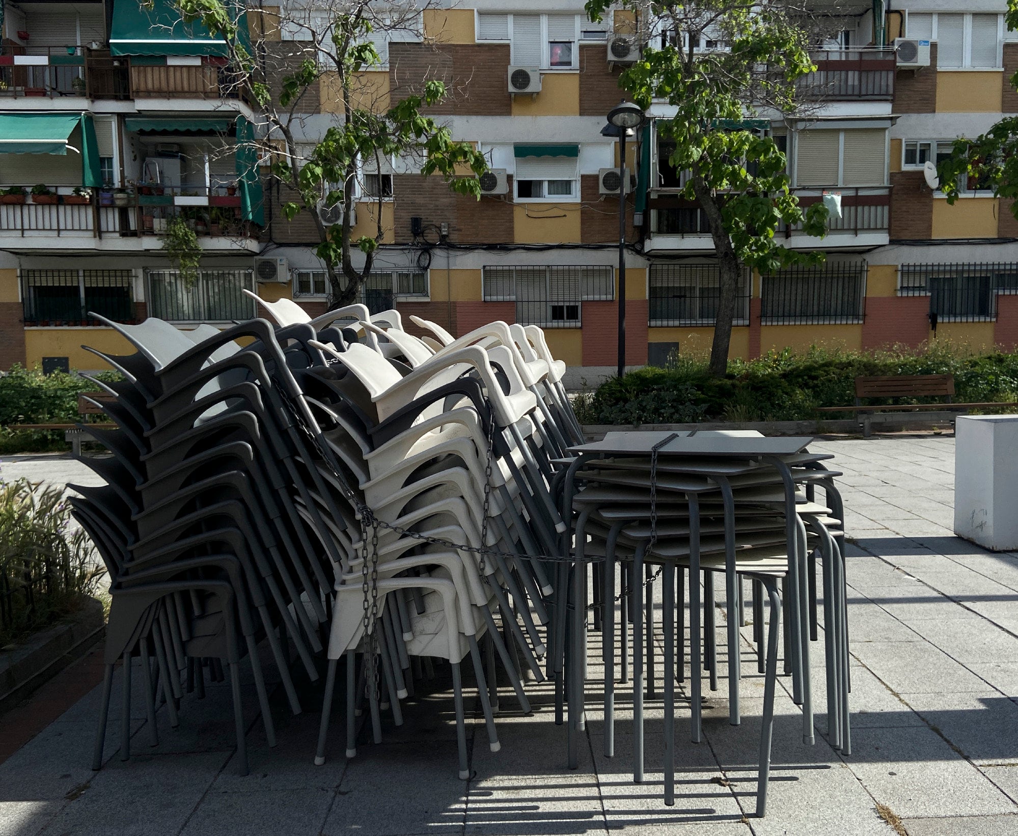 06/05/2020 Sillas y mesas apiladas en una terraza cerrada en el día 53 del estado de alarma -dentro de la fase 0 de la desescalada-, que podrían volver a instalarse a partir del día 11 de mayo, siempre y cuando la localidad pase a la fase 1 de la desescalada, en Alcorcón / Madrid (España), a 6 de mayo de 2020.
SOCIEDAD 
Eduardo Parra - Europa Press
