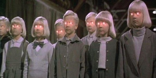 Escena de El pueblo de los malditos, película dirigida por John Carpenter en 1995.