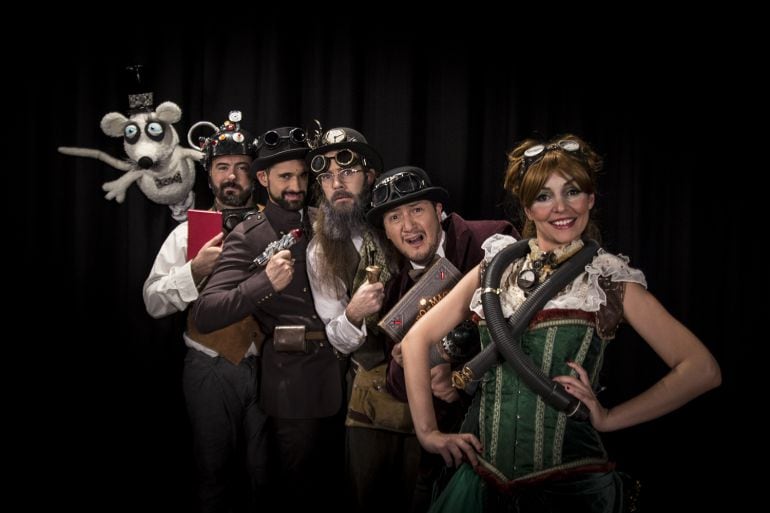 Los protagonistas de la obra posan con el vestuario Steampunk