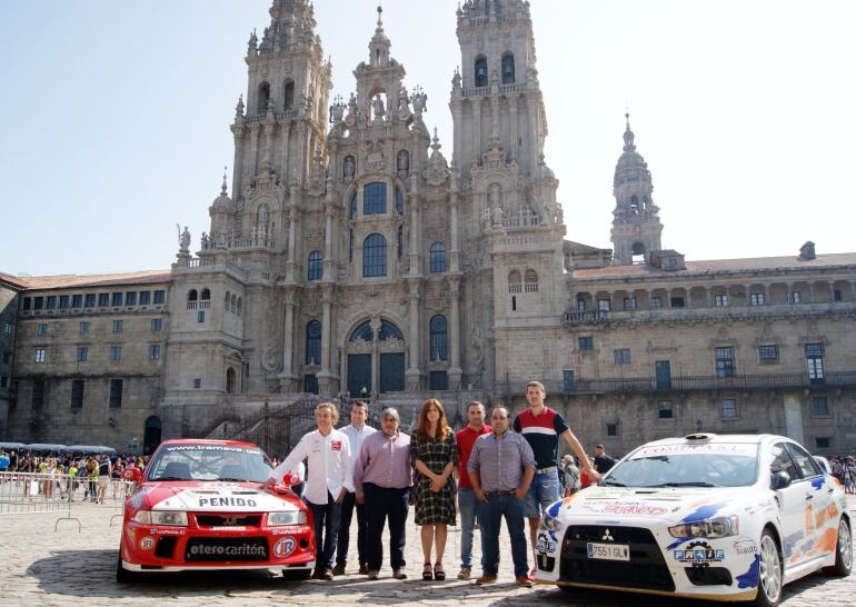 Pilotos, organizadores y autoridades municipales, en la Praza do Obradoiro esta mañana