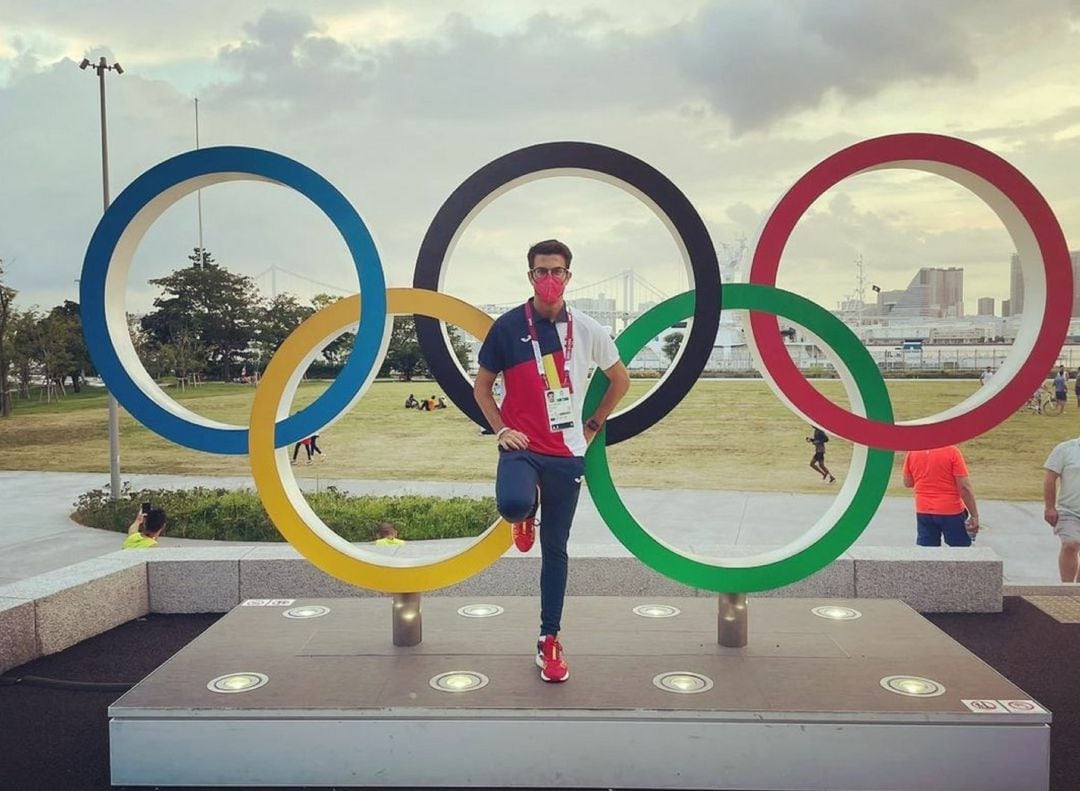 Miguel Ángel López posando con los aros olímpicos