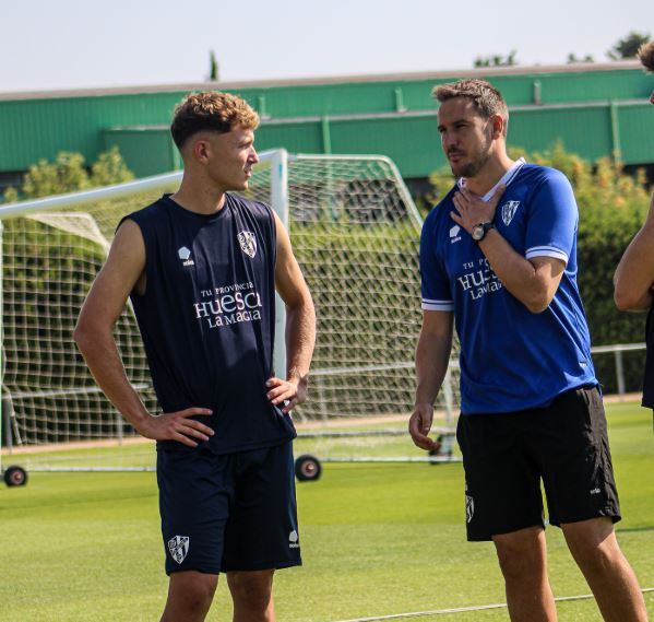 Hugo Pérez habla con Guilló en el primer entrenamiento con la SD Huesca