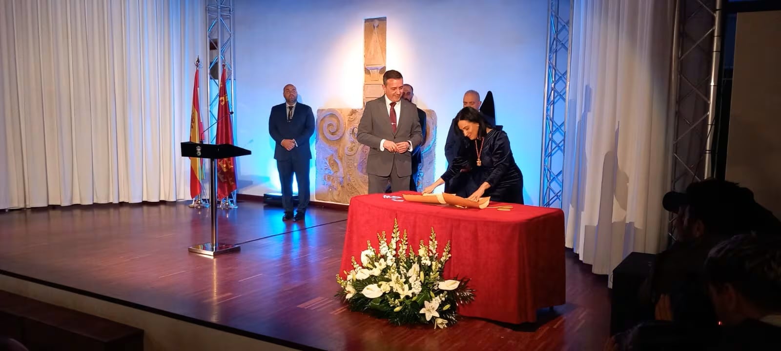 Foto de archivo del acto del Beneplácito entre el presidente de la Asociación de Mayordomos y la alcaldesa de Yecla