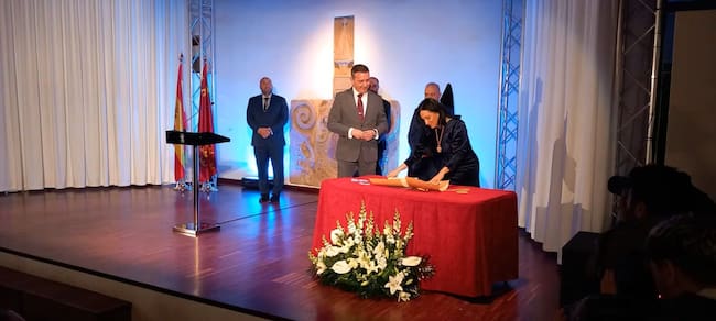 Foto de archivo del acto del Beneplácito entre el presidente de la Asociación de Mayordomos y la alcaldesa de Yecla