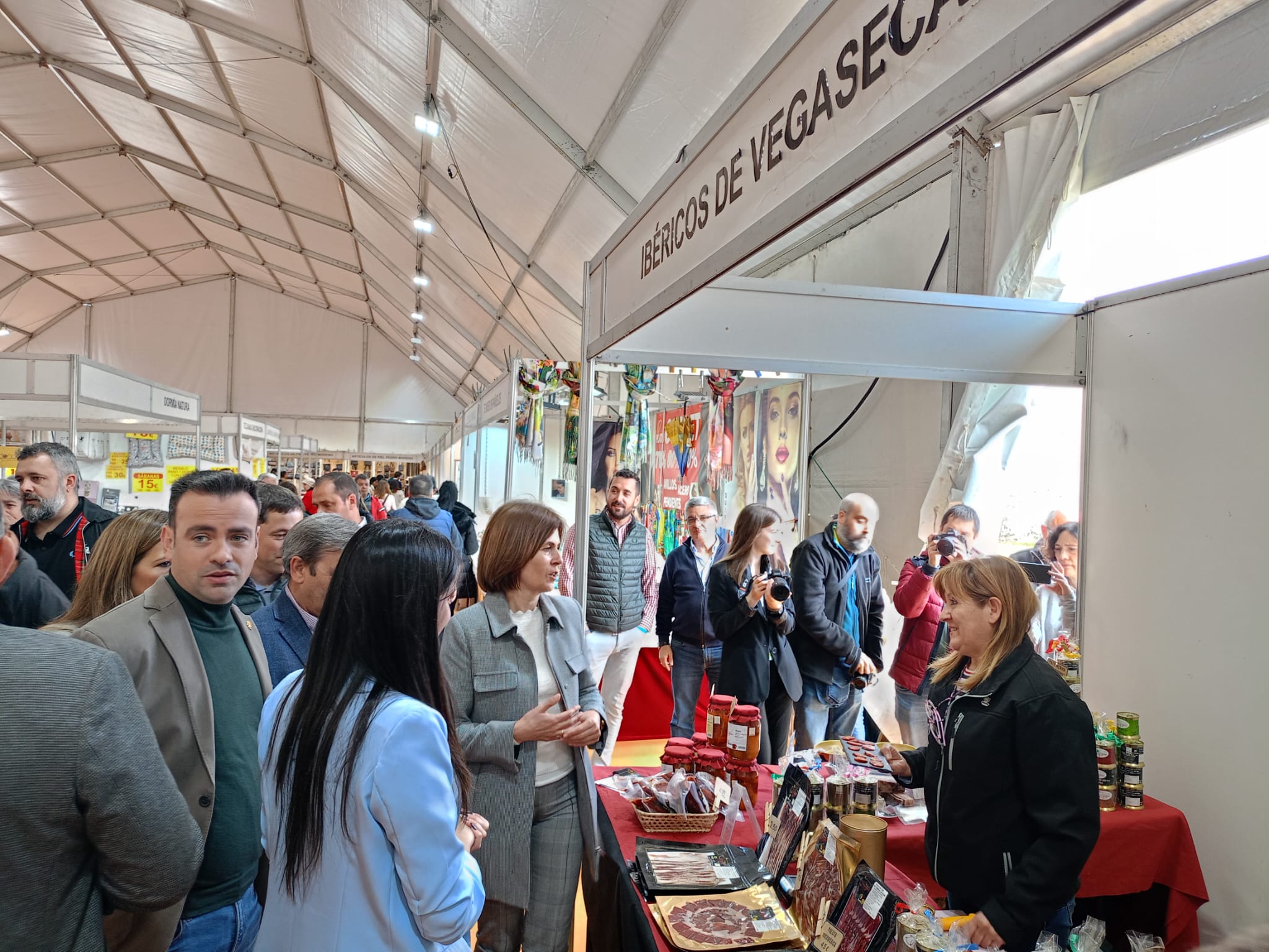 La autoridades visitan el stand de Ibéricos Vegaseca