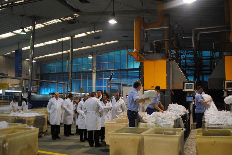 Instalaciones de Indusal en Marcilla, durante una visita de la entonces presidenta Barcina. 