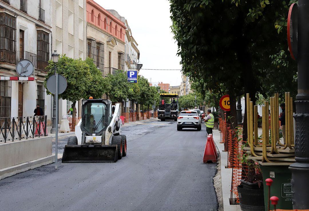 Operarios durante el asfaltado de la calle Corredera