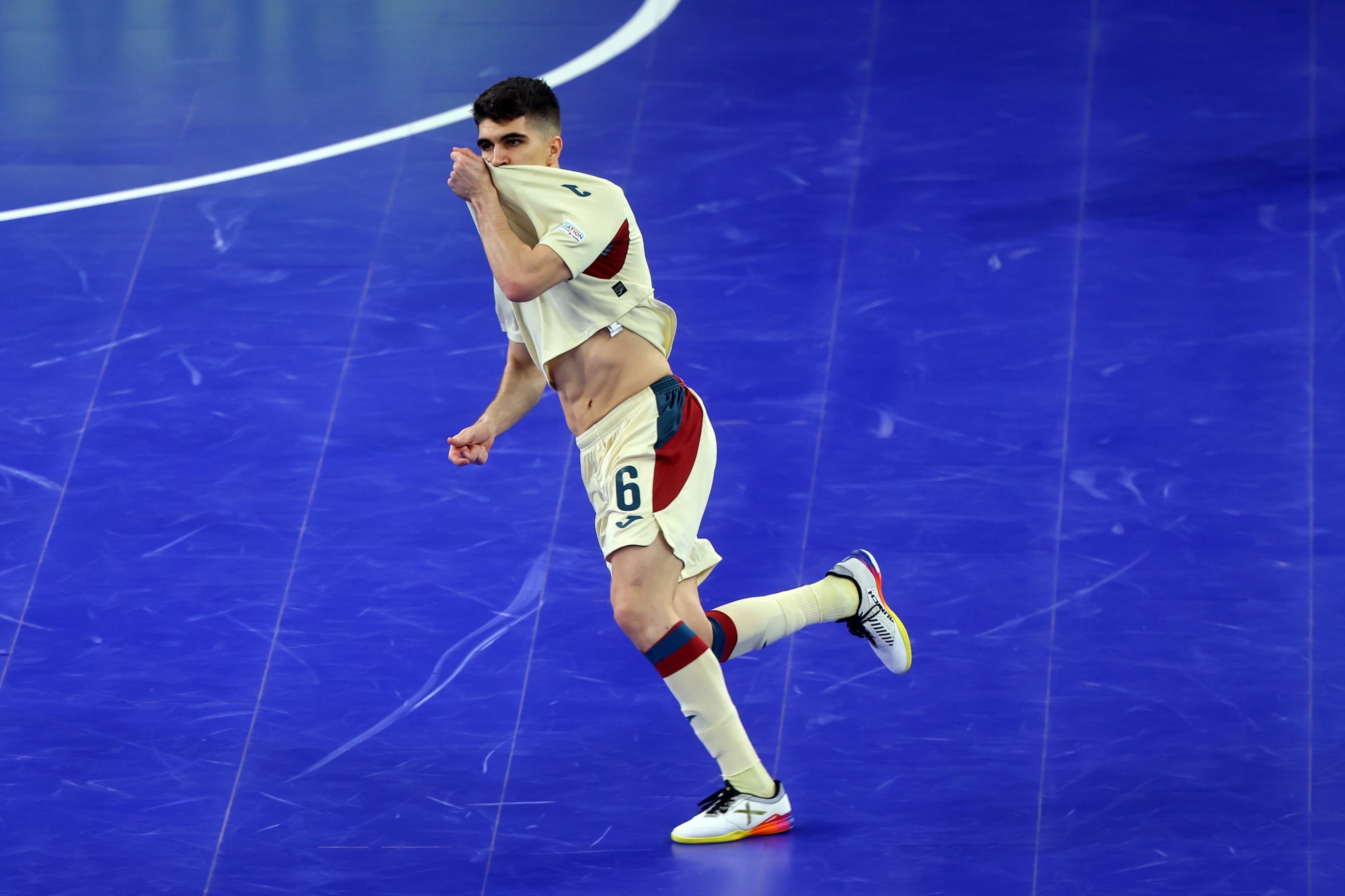 Antonio Pérez celebra uno de sus goles ante Portugal en la final