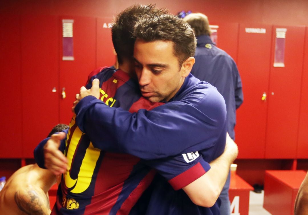 Abrazo entre Leo Messi y Xavi Hernández en el vestuario del FC Barcelona