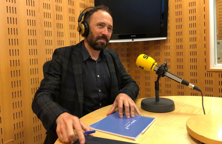 El diputado de Cultura, Denis Itxaso, en los estudios de Radio San Sebastián.