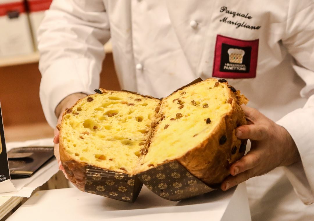 Un artesano muestra su &#039;panettone&#039; en un evento dedicado a este producto en Milán, en noviembre de 2018.