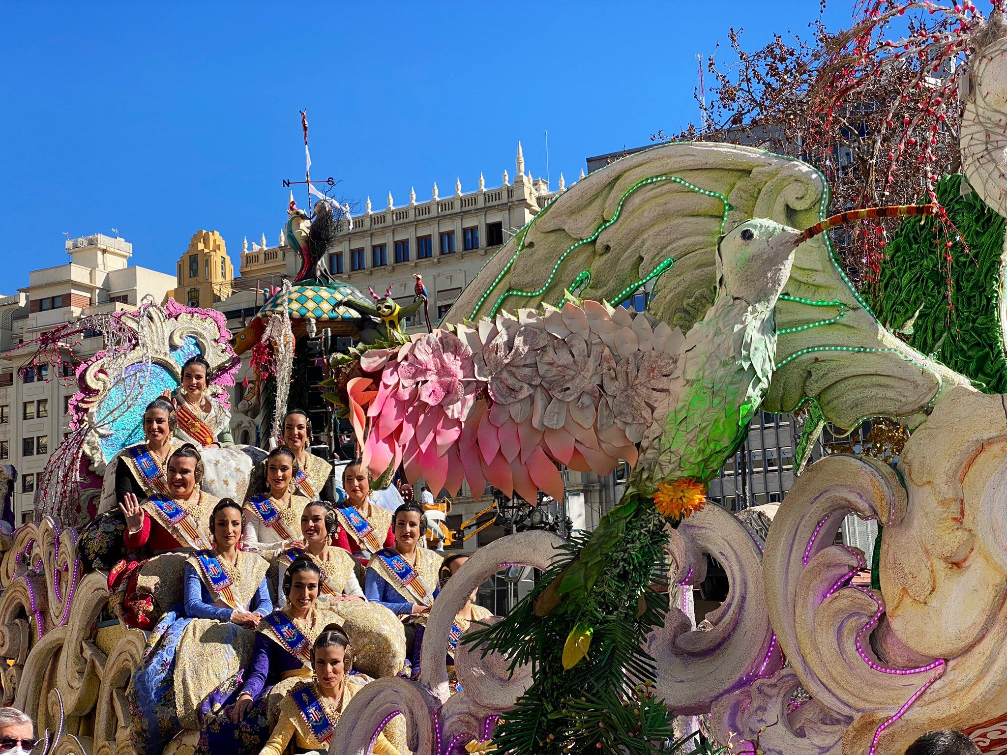 Las falleras mayores de València y sus cortes han abierto este sábado la Cabalgata del Ninot de las Fallas de 2022