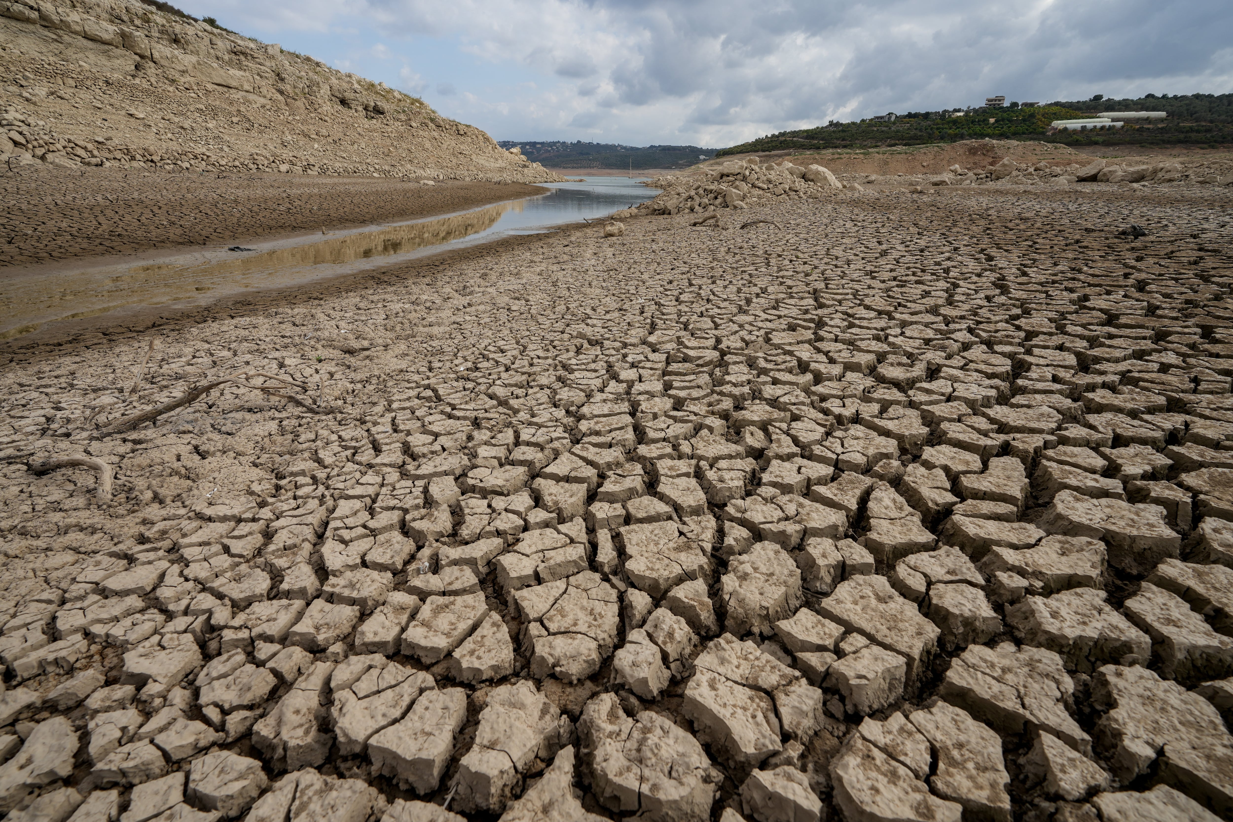 Vista de las grietas de tierra reseca en la presa de Abrash en la zona rural de Tartous, Siria