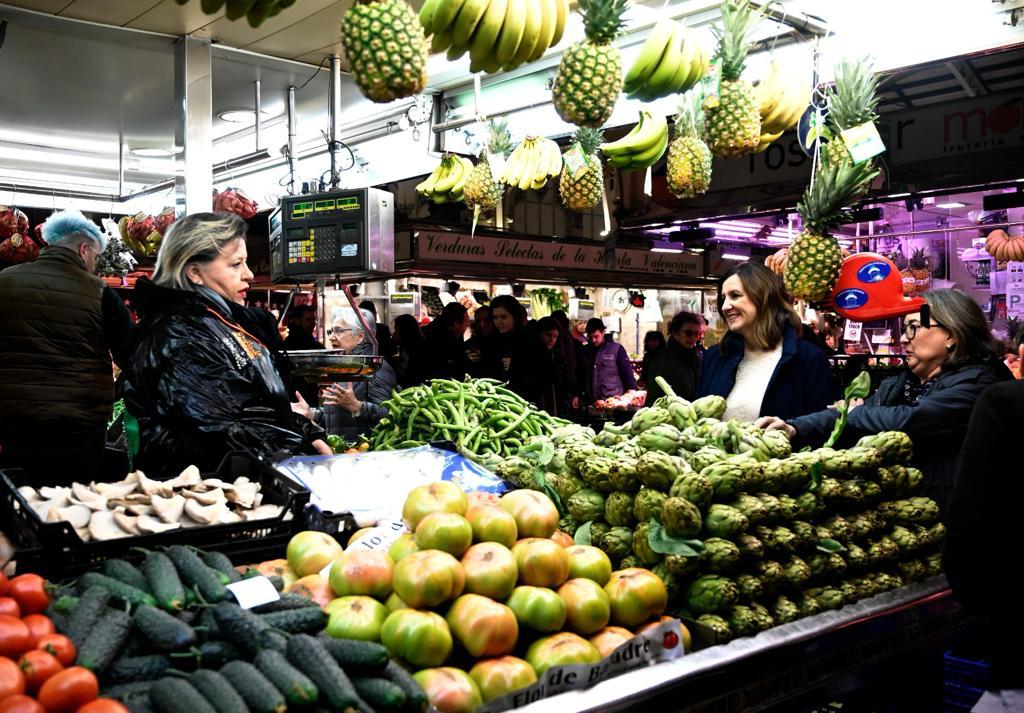 La alcaldesa de València, María José Catalá, ha visitado este sábado el mercado central de la ciudad.