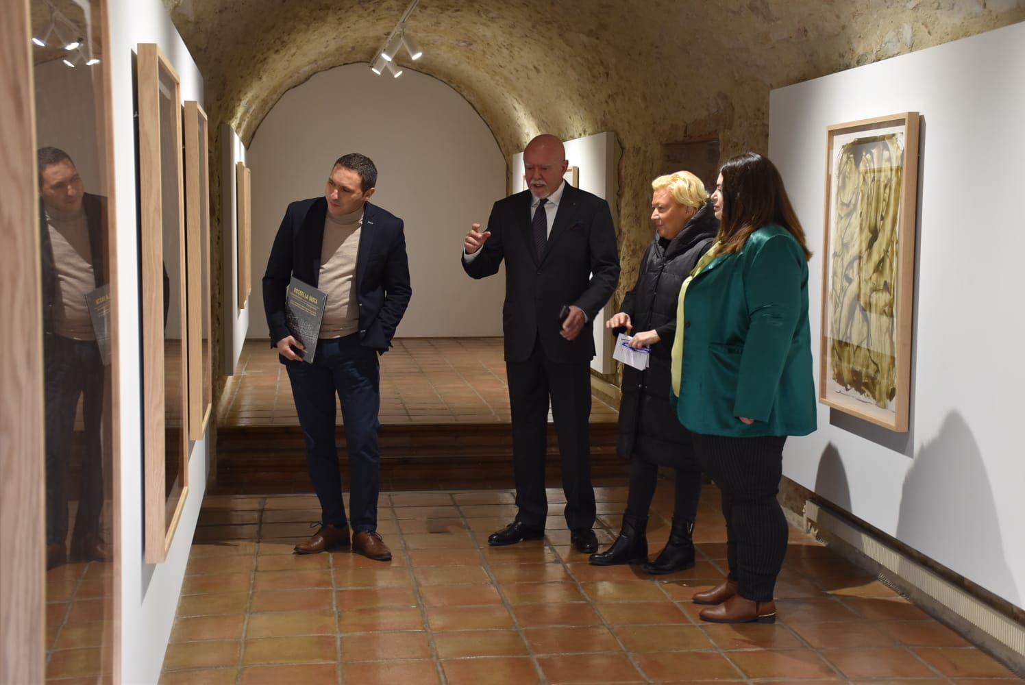 Roberto Polo (c) junto al presidente de la Diputación (i), la diputada de Cultura (d) y Rosella Vasta, en la Fundación Antonio Pérez