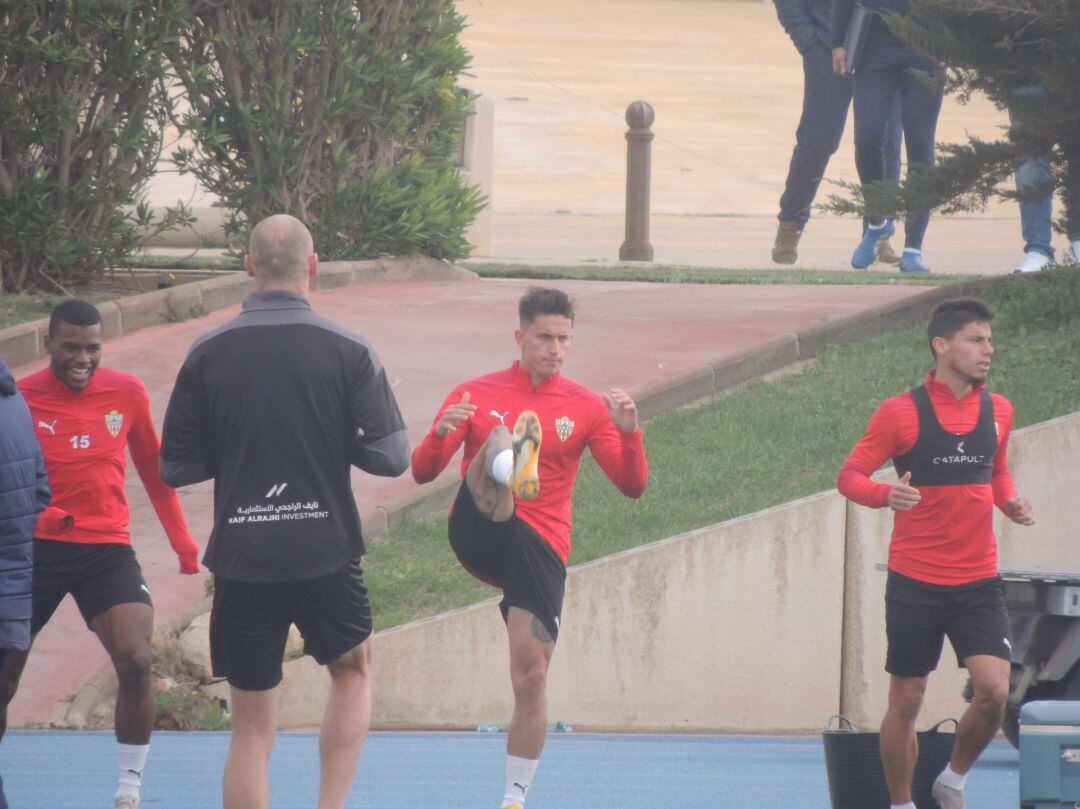 Brian Rodríguez, en su primer entrenamiento con el Almería.