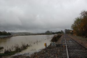 El agua impide el restablecimiento aún del tráfico ferroviario