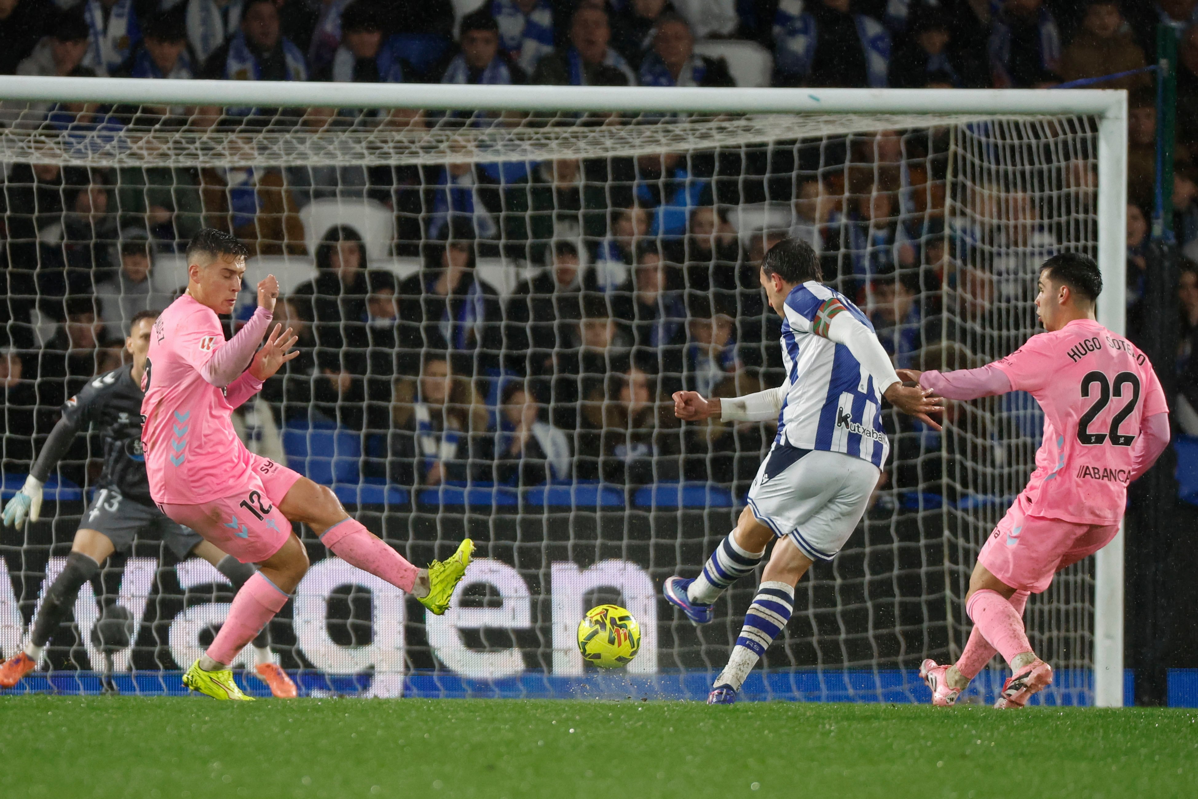 SAN SEBASTIÁN, 25/01/2026.- El delantero de la Real Sociedad Mikel Oyarzabal (2d) dispara para marcar su gol, primero del equipo donostiarra, durante el partido de la jornada 21 de LaLiga disputado entre la Real Sociedad y el Celta de Vigo este domingo en el estadio de Anoeta, en San Sebastián. EFE/Javier Etxezarreta