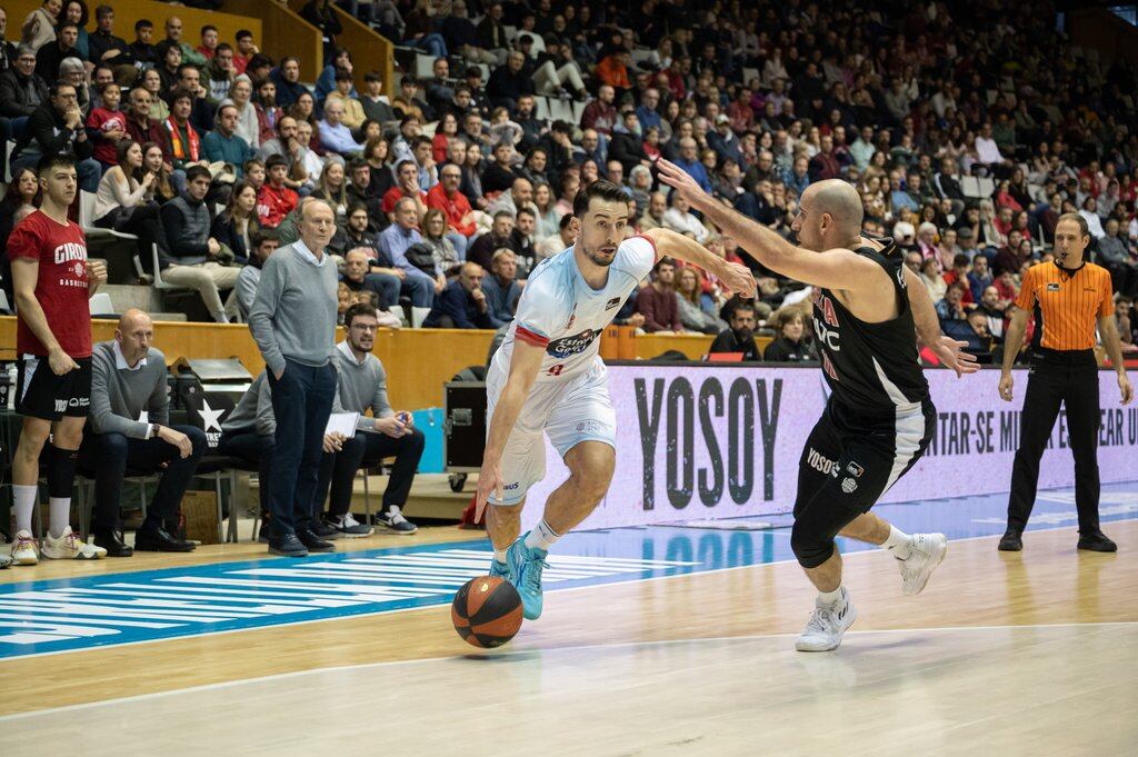 Leo Westerman intenta superar el marcaje de Colom