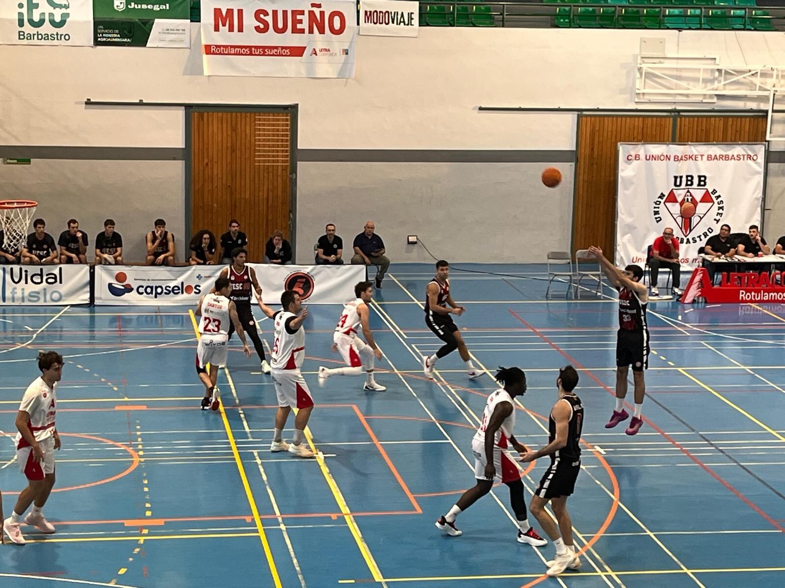 Un momento del partido entre Letra Corpórea Unión Basket Barbastro y San Gugat Occident